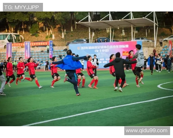 初中足球社团活动精彩纷呈，培养学生团队精神与运动能力的最佳平台